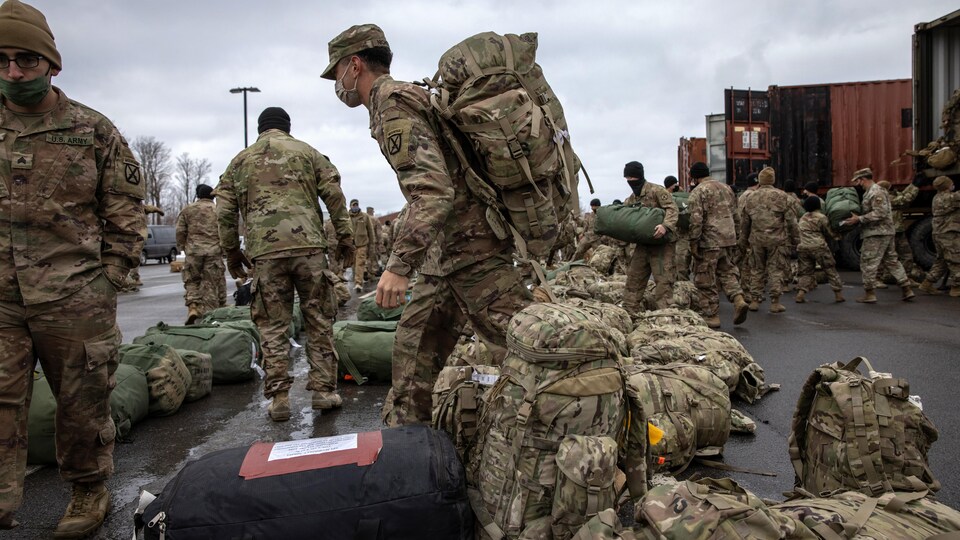 Les soldats américains récupèrent leurs sacs.