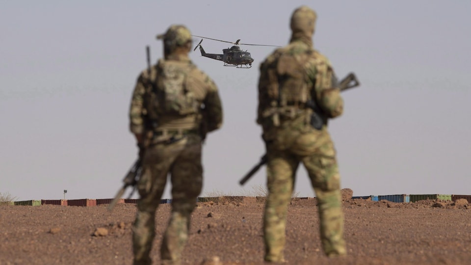 Des soldats patrouillent.