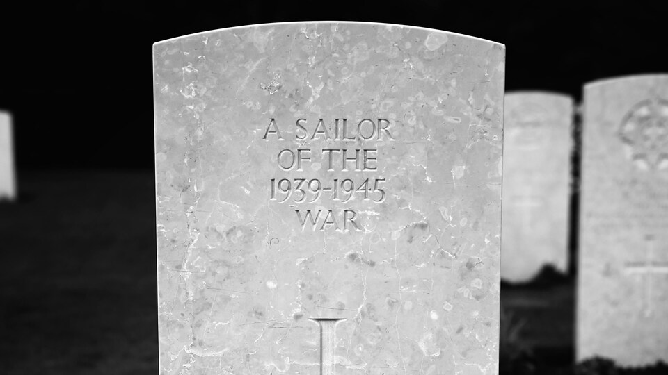 Tombe d'une personne non identifiée. On a gravé sur le monument les mots « A sailor of the 1939-1945 war ».