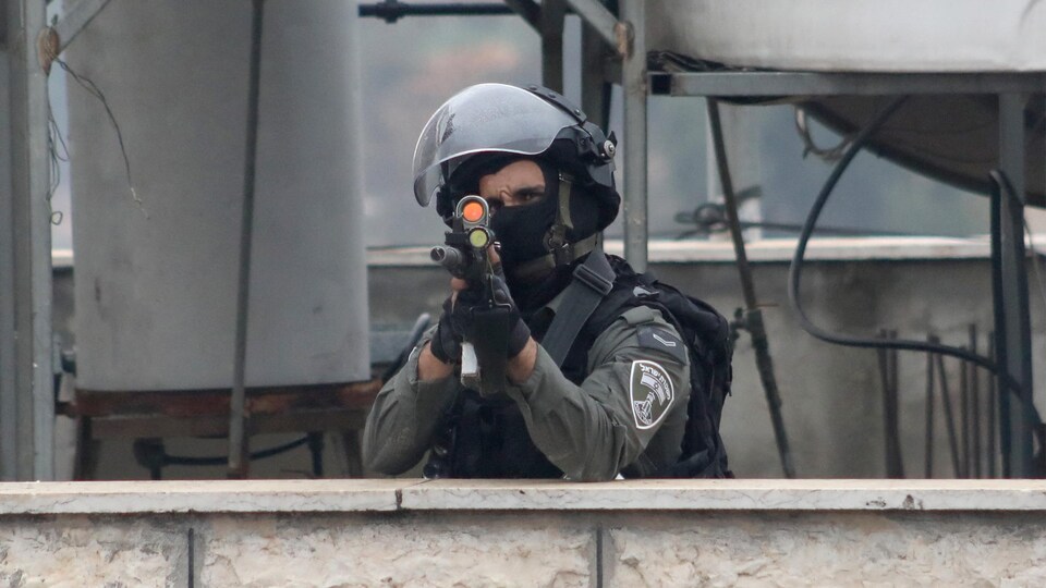 Un soldat israélien avec son arme en joue.