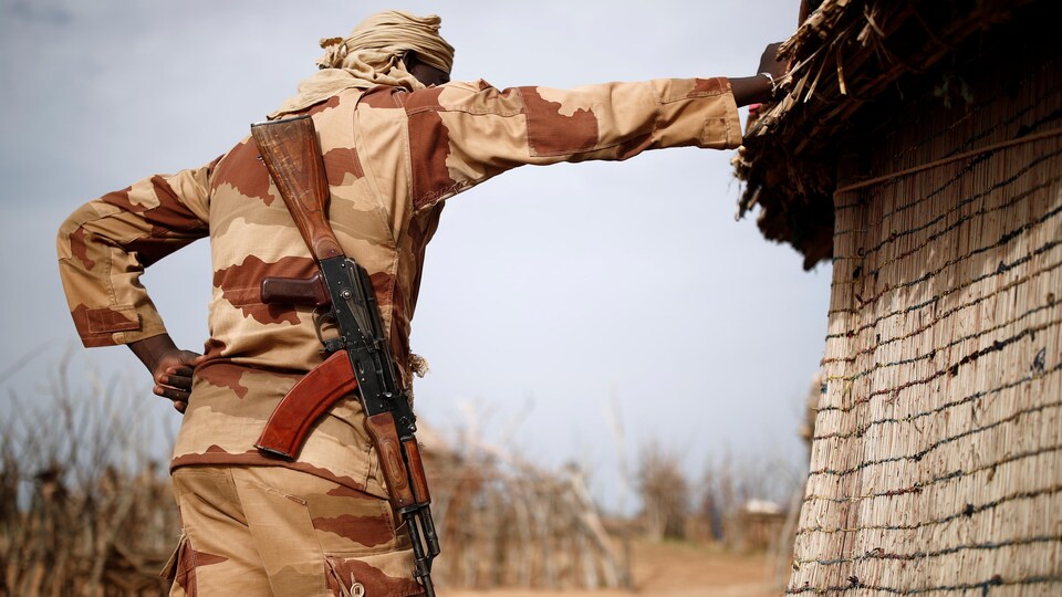  Un soldat malien tient un fusil d'assaut.