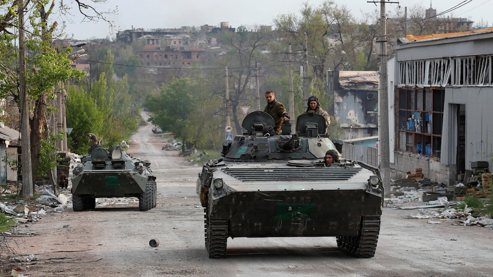Deux chars des troupes prorusses dans une rue de Marioupol où tous les bâtiments sont détruits.