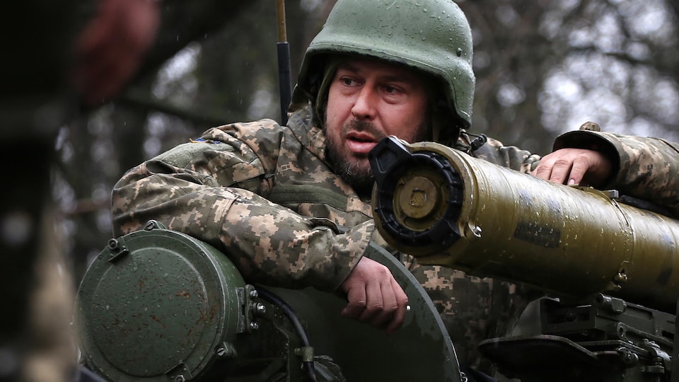 Un soldat ukrainien sur un blindé.