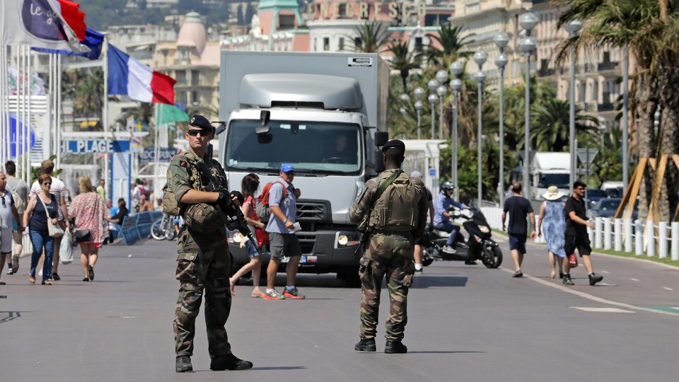 Des soldats français armés sur la Promenade des Anglais, à Nice.