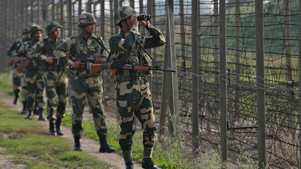 Des soldats indiens à la frontière.