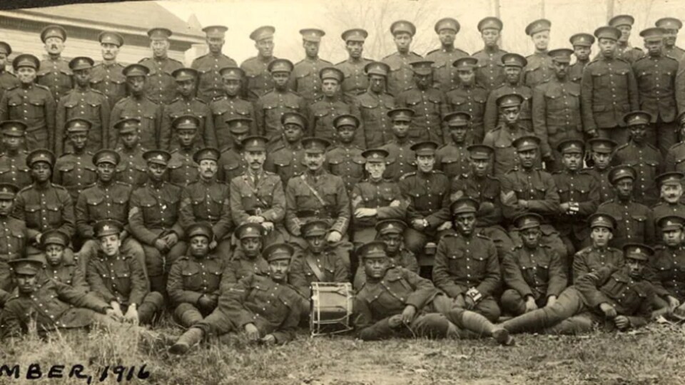 Des hommes en tenue militaire posent pour une photo.
