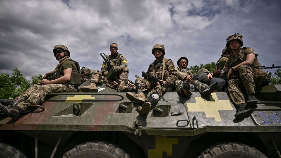Des soldats ukrainiens sur un char.