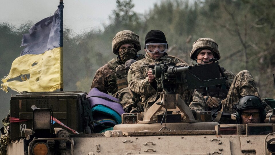 Des soldats sur un véhicule blindé.