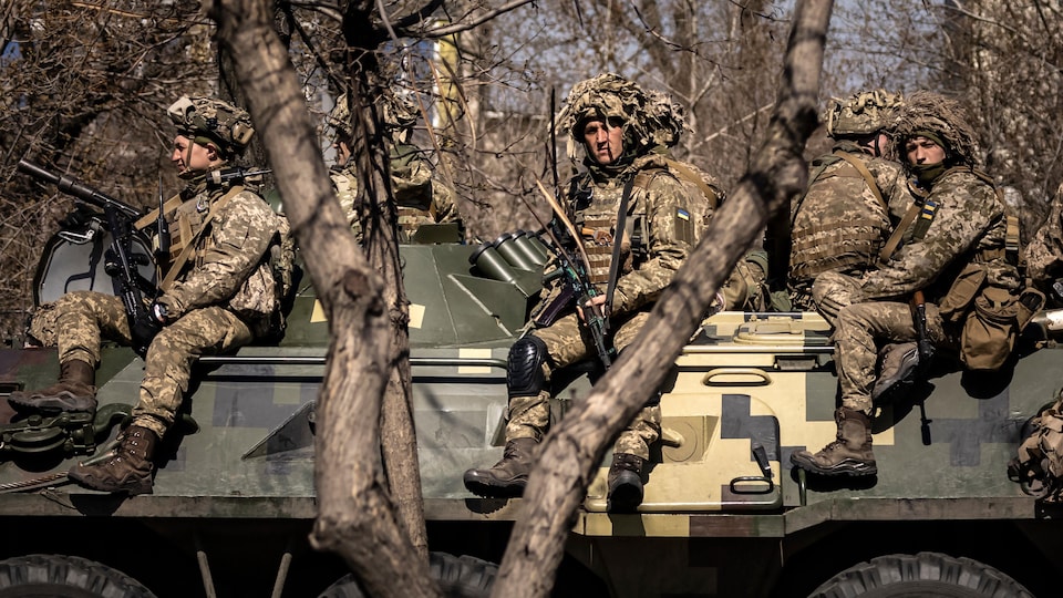 Des soldats ukrainiens sont assis sur un véhicule militaire blindé dans la ville de Severodonetsk.