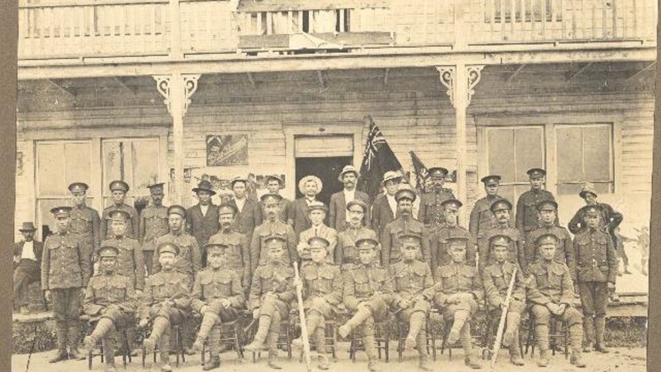 Une photo d'époque montre un groupe de soldats canadiens, dont certains de Valcartier, devant un bâtiment de Maniwaki pendant la Première Guerre mondiale.