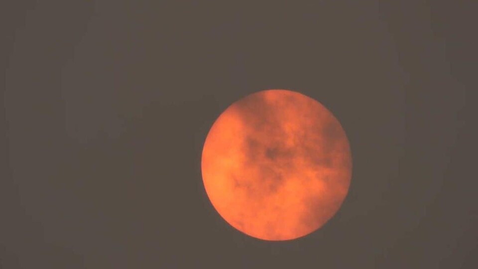 On voit le Soleil orange foncé.