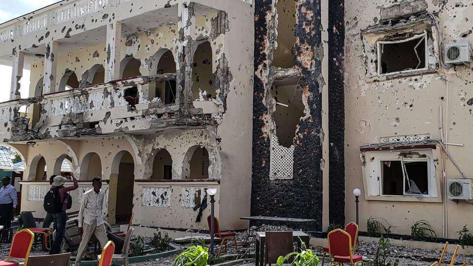 La façade de l'hôtel Medina, en ruines.