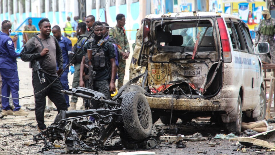 Des agents de sécurité sur le site d'une attaque à la voiture piégée à Mogadiscio.