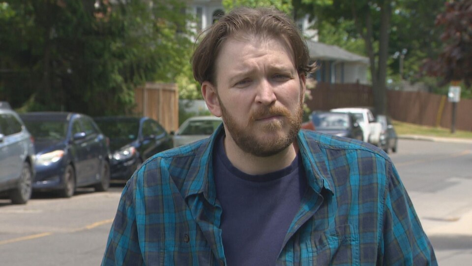 Un homme avec une barbe dans la rue.