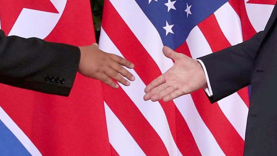 La poignée de main historique entre le président américain Donald Trump et le dirigeant nord-coréen Kim Jong-un, le 12 juin 2018.