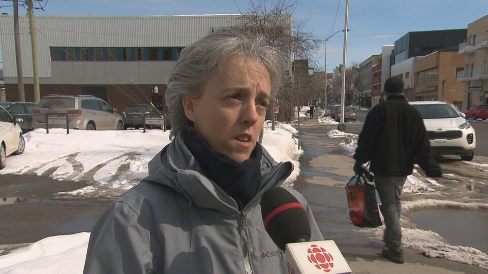 La coordonnatrice de Loge m’entraide, Sonia Côté, accorde une entrevue à une équipe de Radio-Canada.