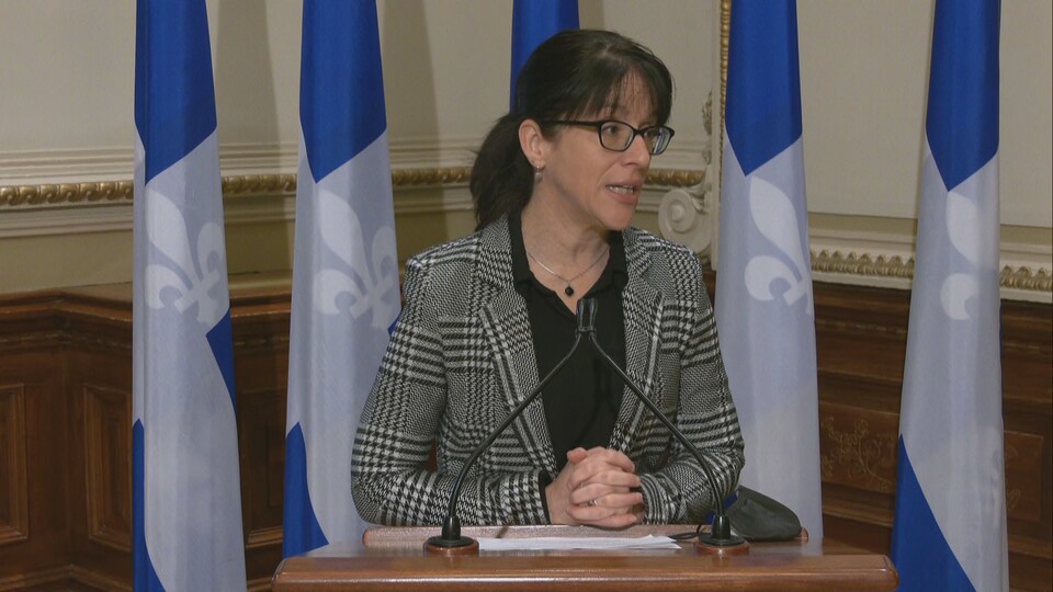 Sonia LeBel est devant un lutrin.