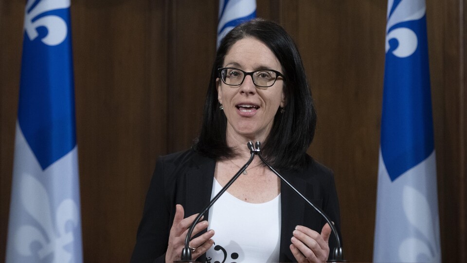Portrait de Sonia LeBel en conférence de presse.