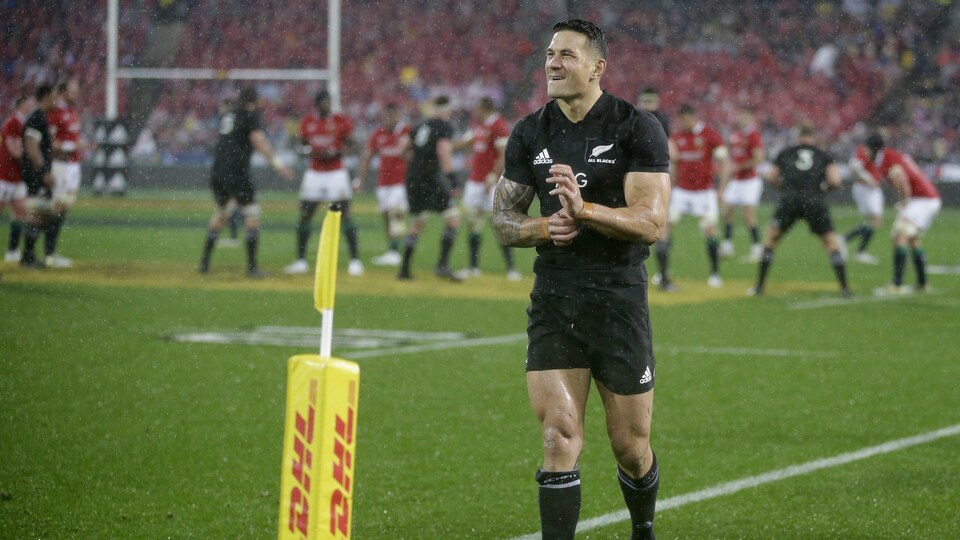 Le joueur marche vers l'extérieur du terrain de rugby.