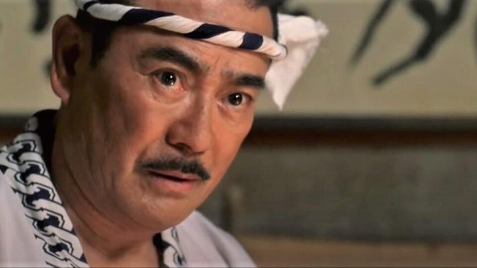 Hattori Hanzo porte un kimono et affiche un air inquiet.