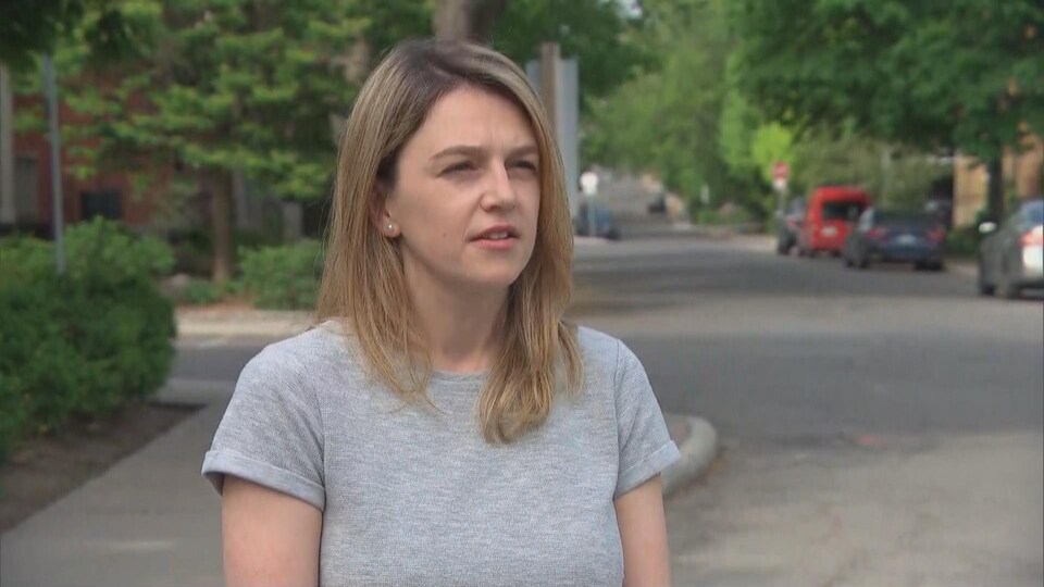 Sophie Cathelineau, portant un chandail gris, en entrevue à Radio-Canada dans la rue.