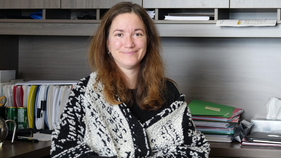 La présidente-directrice du CISSS des Îles, Sophie Doucet, photographiée dans son bureau.
