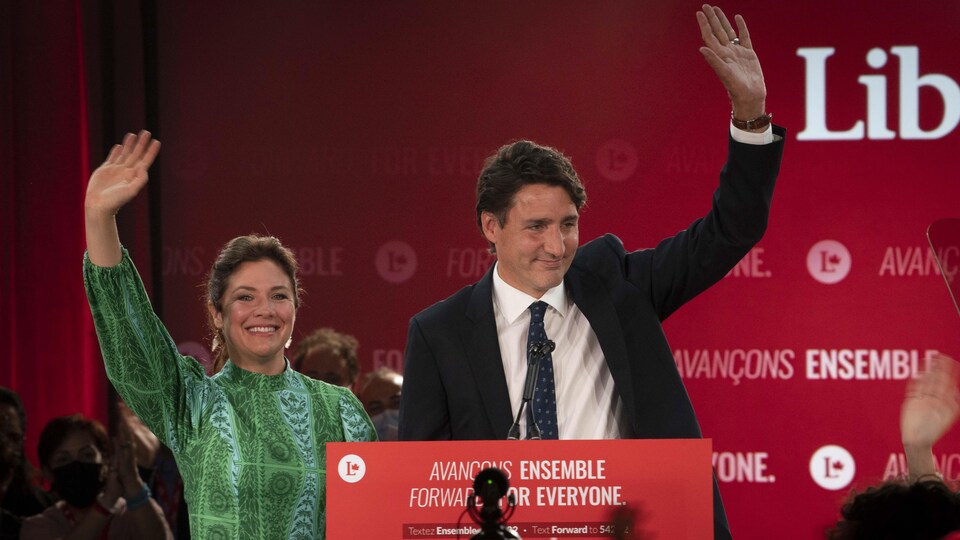 Sophie Grégoire et Justin Trudeau saluent la foule au rassemblement libéral.