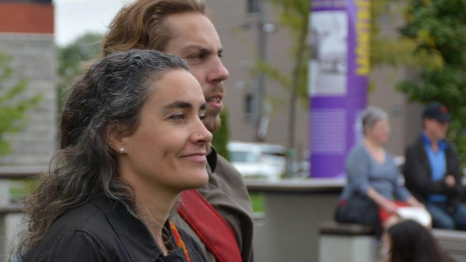 Sophie Thiébaut avec des personnes en arrière-plan.