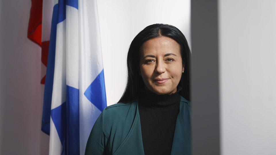 Soraya Martinez Ferrada, dans son bureau, regarde la caméra en souriant.