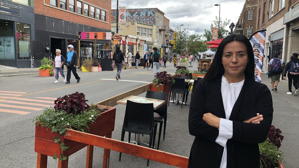 Soraya Martinez Ferrada devant une terrasse dans une rue piétonnière.