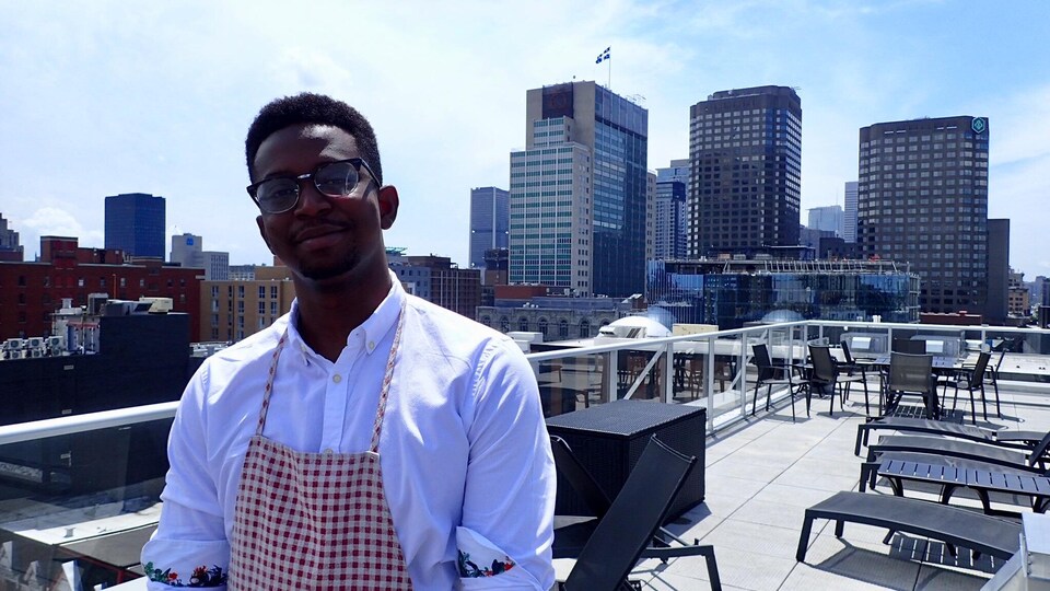 Sory Ibrahim sur la terrasse de son immeuble.