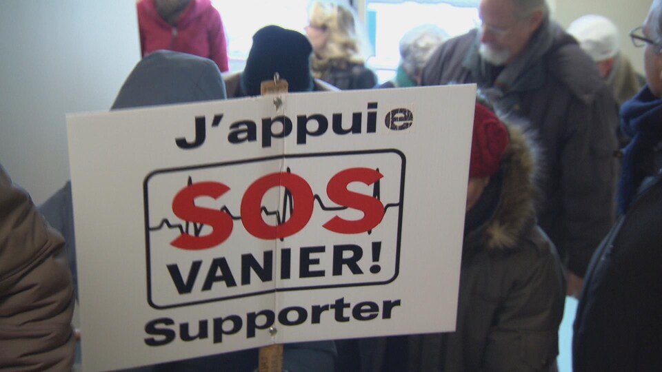Une pancarte où on lit: J'appuie SOS Vanier ! Supporter