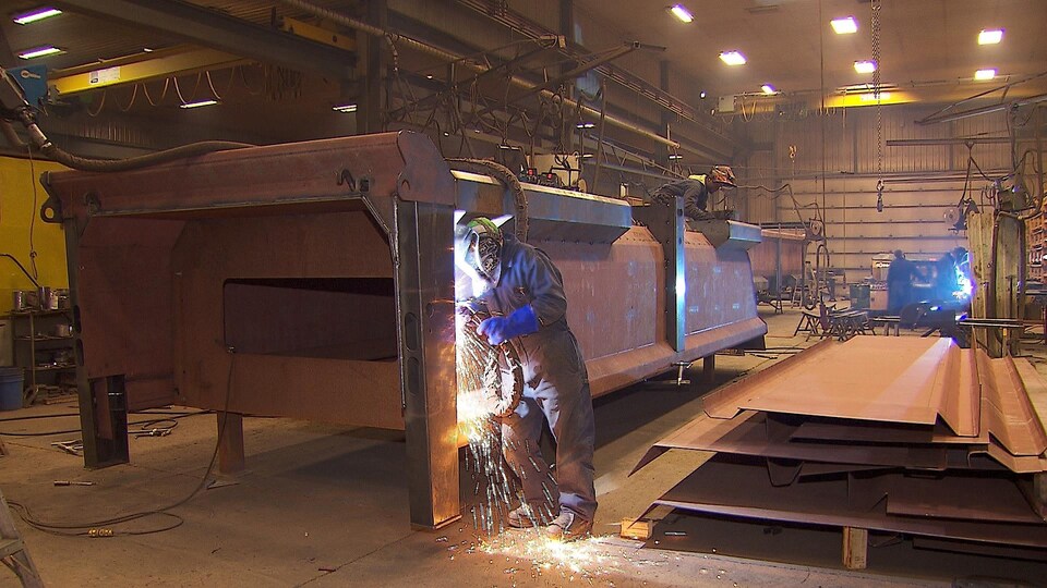 Des soudeurs travaillent dans une usine de Matane.