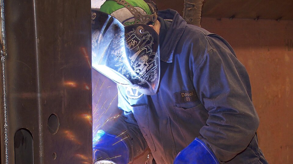 Soudeurs à l'oeuvre dans une usine de Matane.