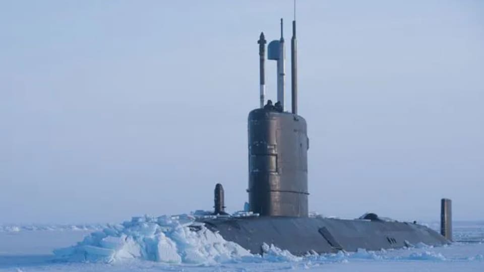 Le HMS Trenchant, un sous-marin britannique, émerge des glaces de l'Océan arctique.