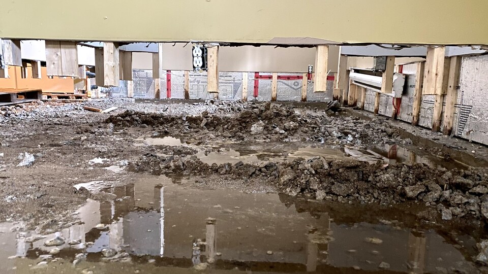 Sous-sol recouvert de gravier et de boue.