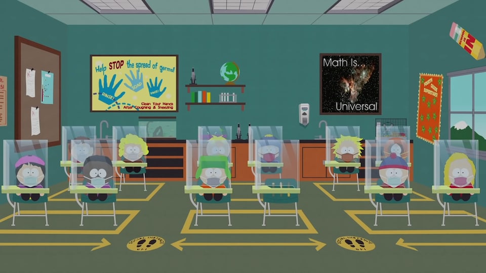 Image du dessin animé où on voit une classe de l'école primaire de South Park. Les élèves sont assis à leurs pupitres et protégés par des panneaux en plexiglas.