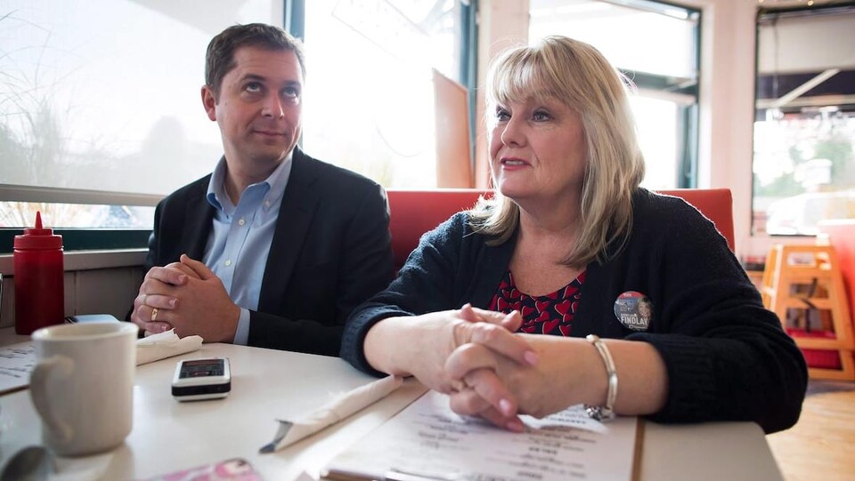 Andrew Scheer est assis dans un restaurant en compagnie d'une femme, la candidate Kerry-Lynne Findlay.