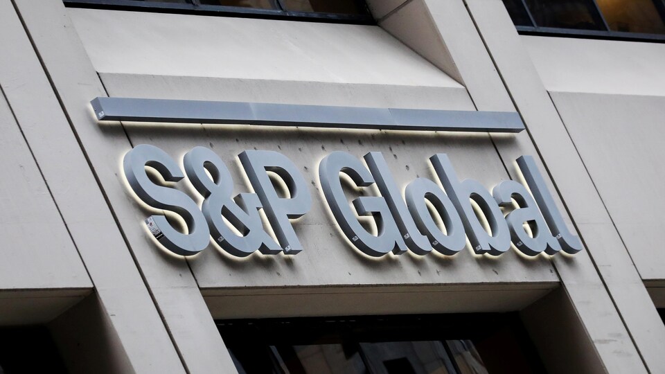 Le logo S&P Global aposé sur la devanture d'un édifice.