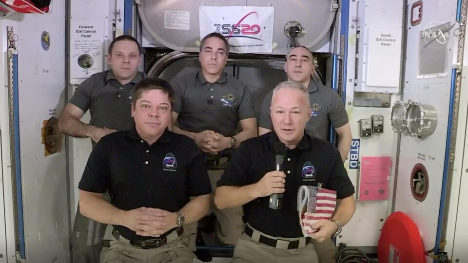 Bob Behnken et Doug Hurley dans la Station spatiale internationale.