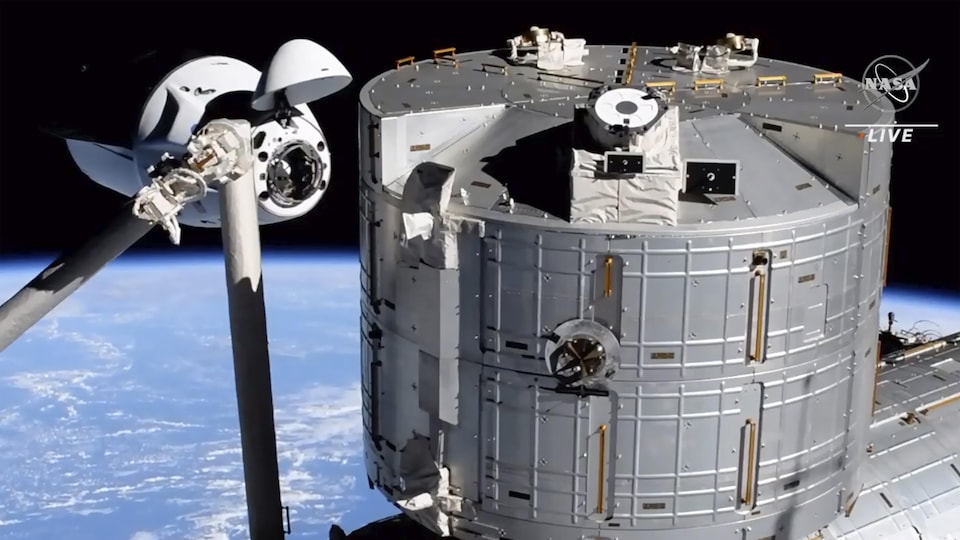 Un vaisseau spatial s'approche de la station spatiale internationale. 