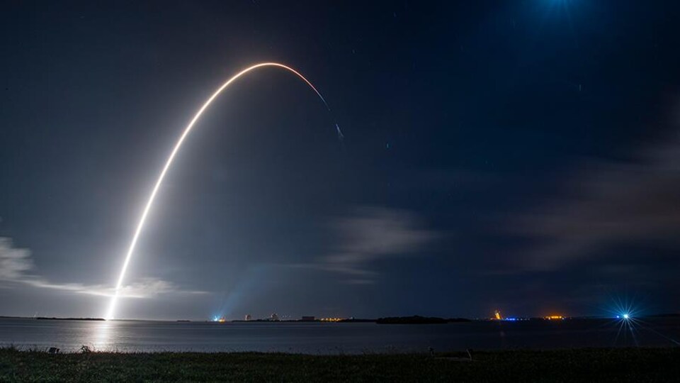 La fusée Falcon 9 de SpaceX, avec à son bord vaisseau cargo Dragon, s'est envolée dimanche depuis le Centre spatial Kennedy de la NASA.
