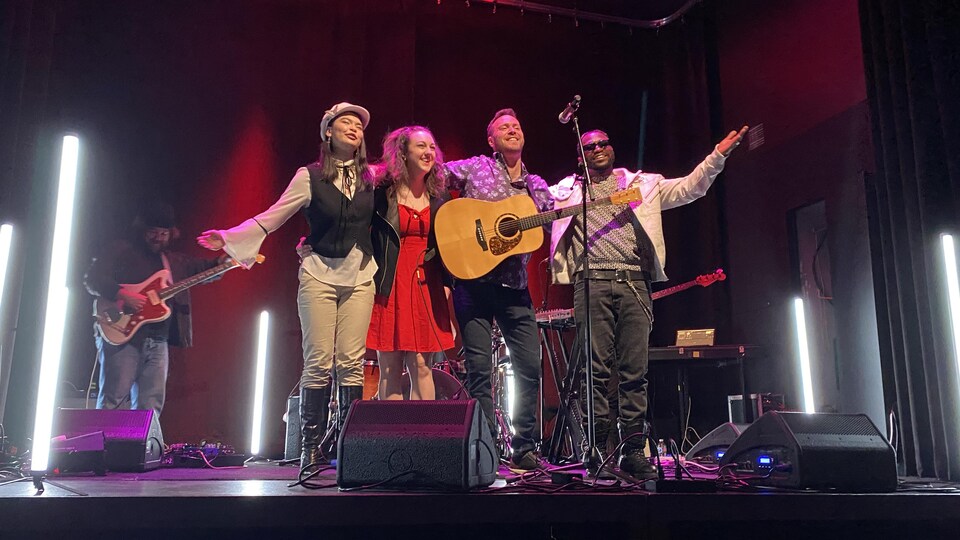 Isabelle Nayet, Matt Stern et Ezoman lors du spectacle Chant'Ouest 2023 au Artesian de Regina, en Saskatchewan, le 22 mars 2023.
