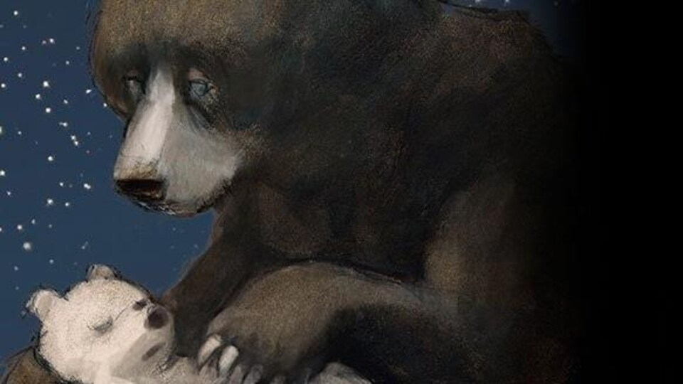 Un ours adulte cajole un petit ourson endormi dans ses bras.