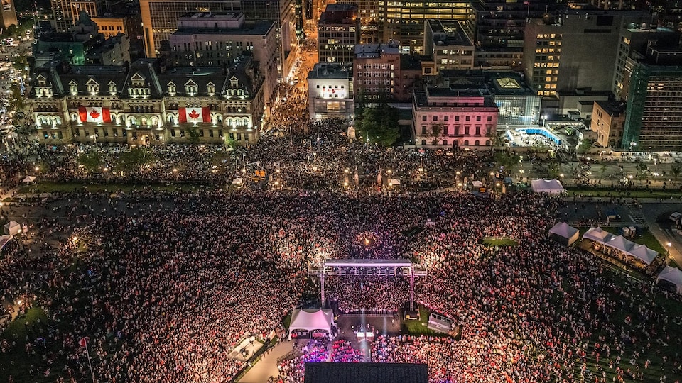 Photo aérienne d'une immense foule amassée sur la colline du Parlement et dans les rues avoisinantes