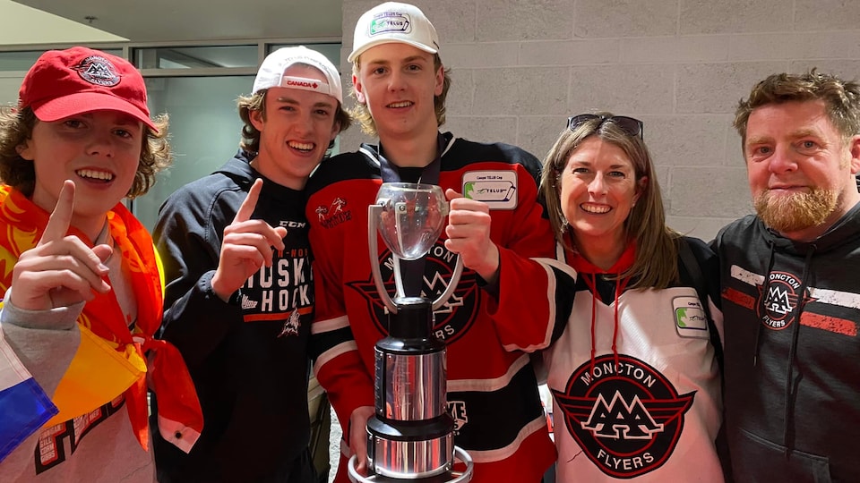 Spencer Gill et sa famille avec la Coupe Telus remportée par les Flyers de Moncton, en mai.