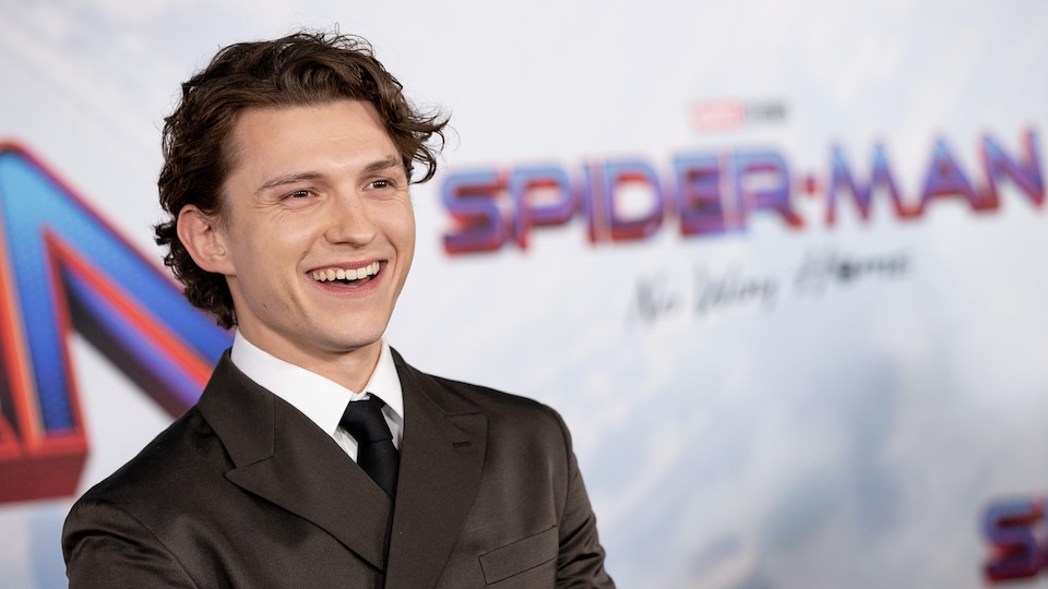 L'acteur qui incarne Spider-Man pose sur le tapis rouge d'une première de film.