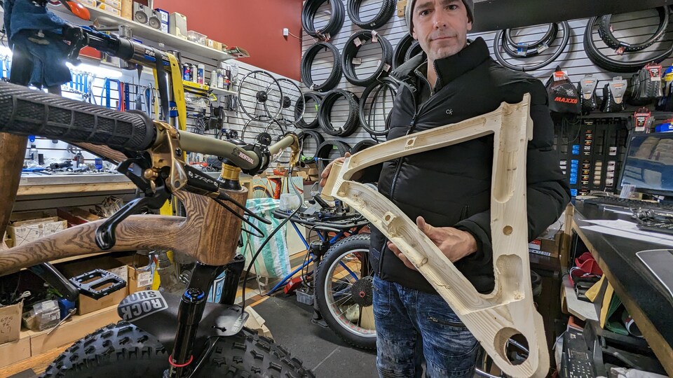 Des Saguenéens veulent commercialiser le premier vélo en bois à pneus