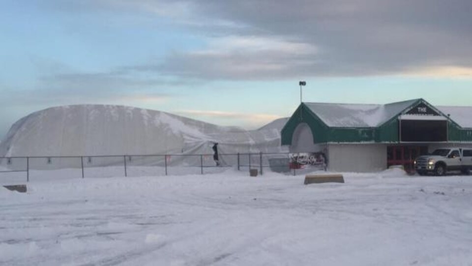 Une photo du Sports Dome de Thunder Bay endommagé par une tempête de neige violente.