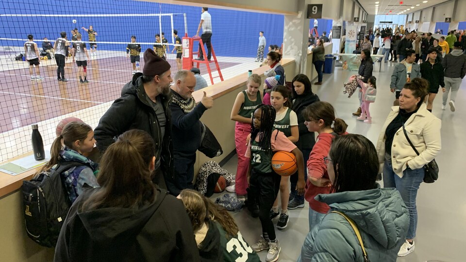 Parents et enfants au gymnase.